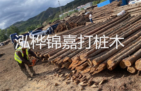 松木樁擋墻施工圖-打造獨(dú)特且美觀的園林景觀墻